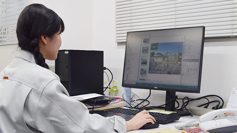 写管屋クラウドで写真管理をする女性