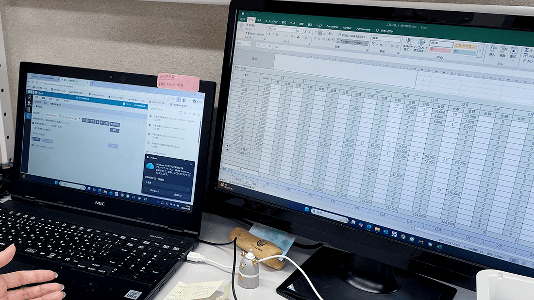 出面の表を映したパソコンと建退共様式の表を映したモニターが並んでいる写真