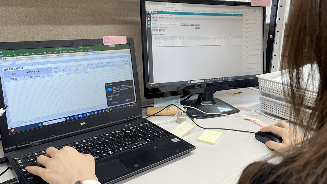 事務員がパソコンで日報管理クラウドの画面を操作している様子