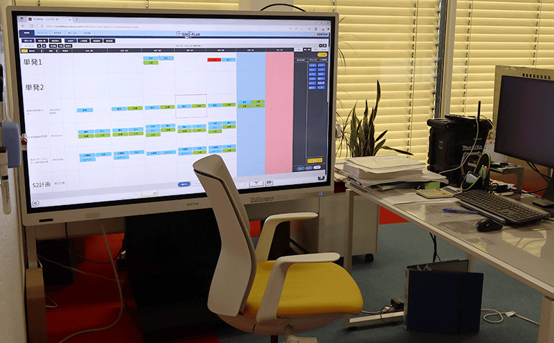 手振りをしながら話をしている宇野氏の写真