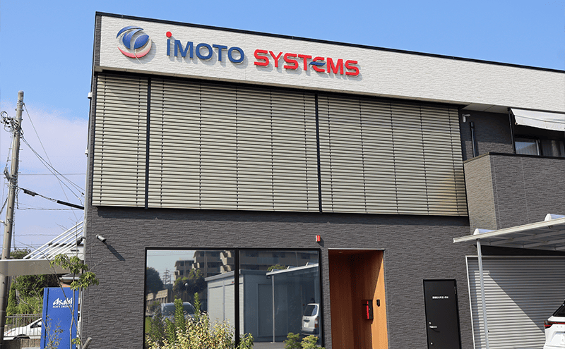 手振りをしながら話をしている宇野氏の写真