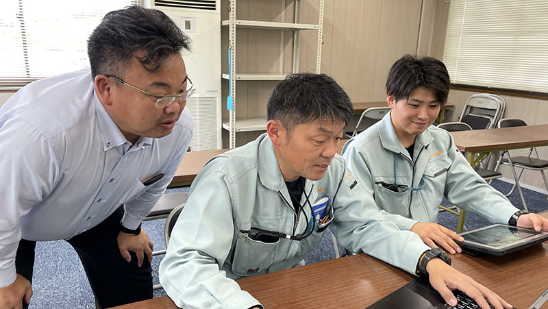 横山監理技術者、竹本現場代理人、難波さんの写真