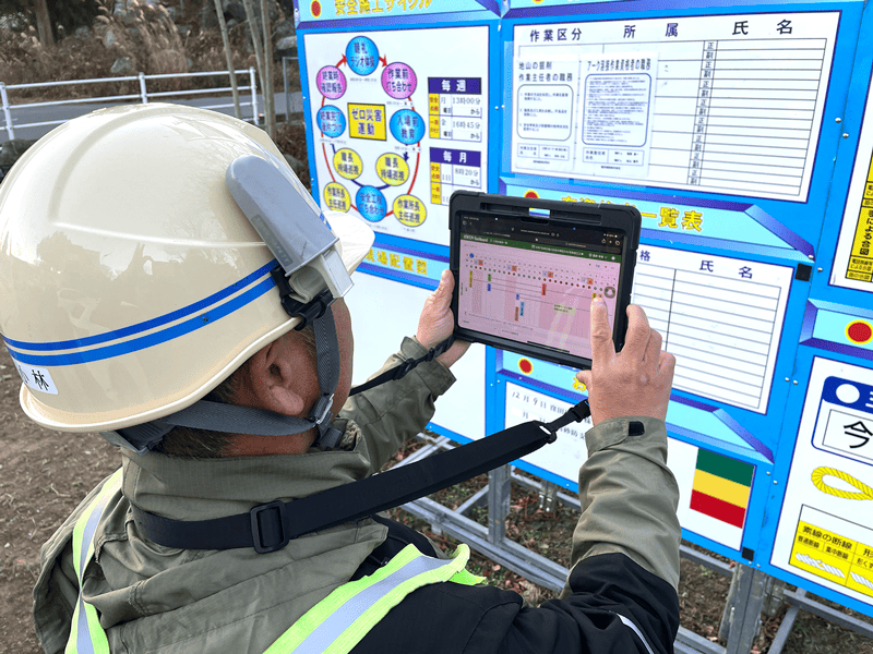 タブレット画面でホワイトボード操作する様子