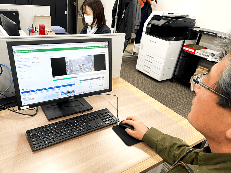 モニターで現場を確認する様子