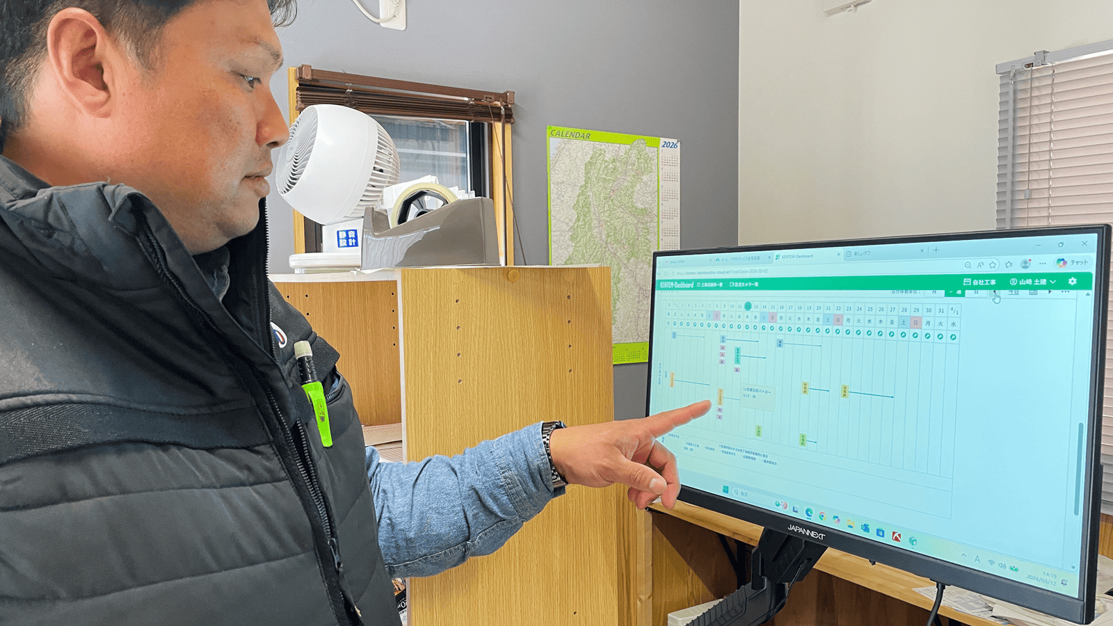 KENTEM-Dashboard導入後の事務所内モニターを確認する様子