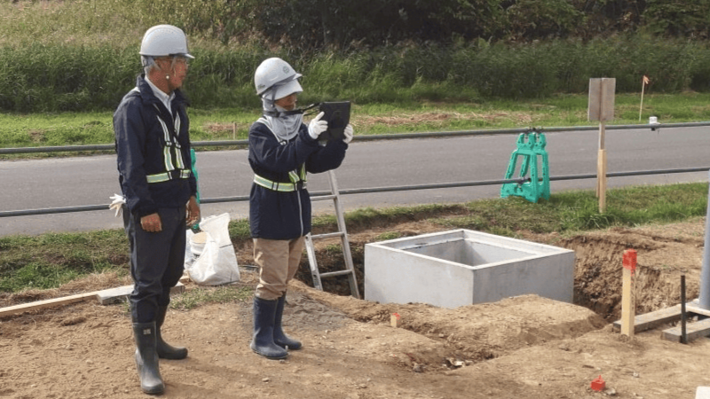 現場で写真撮影を行っている様子