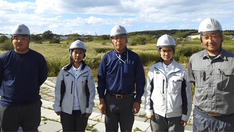 働いている方たちの集合写真