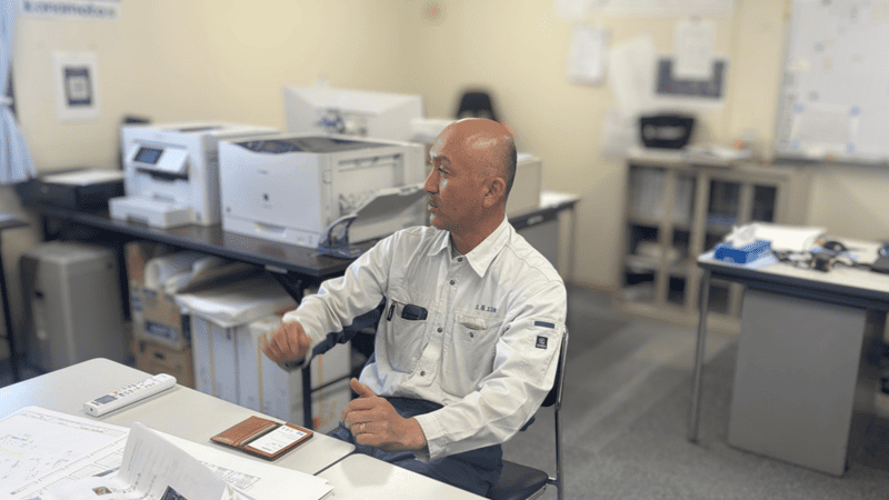 男性がインタビューを受けている様子