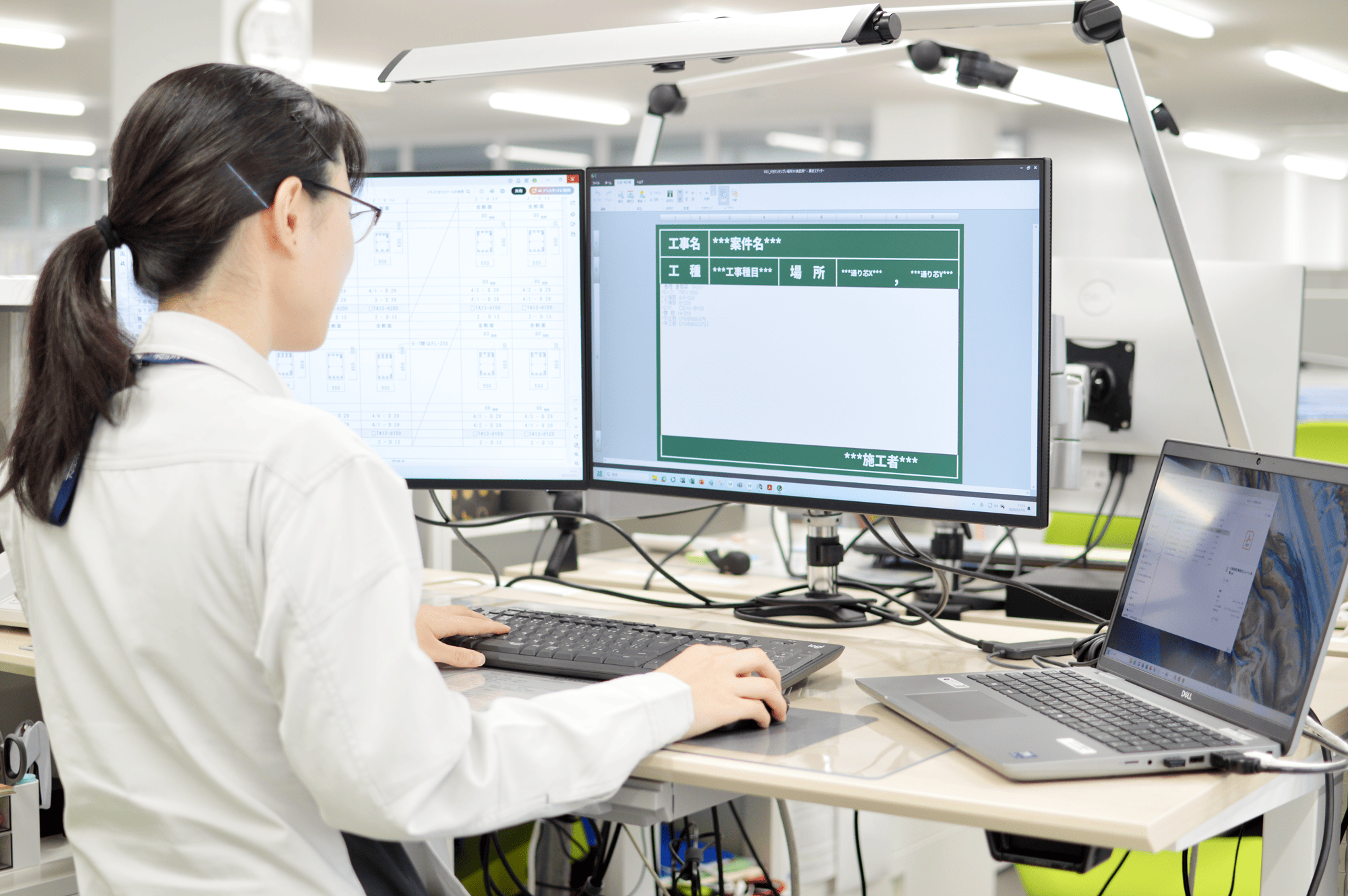 タブレットを使って設計業務を行う女性