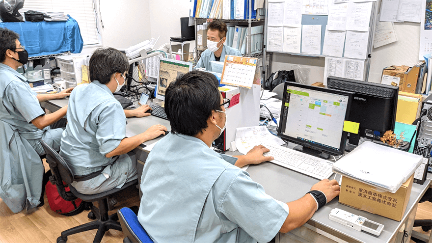 パソコンでPROSHAREを操作している様子