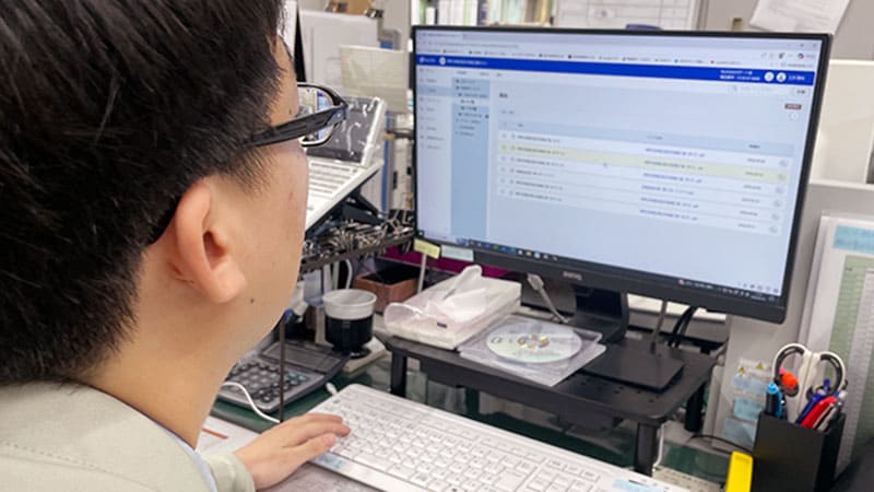 日成工事株式会社の営業部・不動産部 主任 三沢氏がPCを操作している様子2