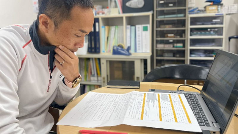 原稿をチェックしている小沢様の写真