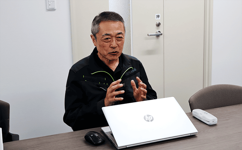 手振りをしながら話をしている宇野氏の写真