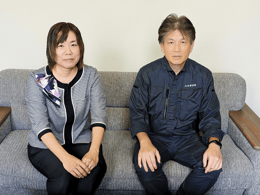 インタビュー時の総務部 山本様・総務課長 金子様​