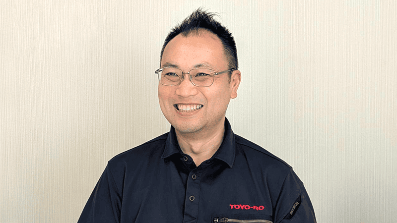 東洋炉工業株式会社の従業員の男性がインタビューを受けている様子