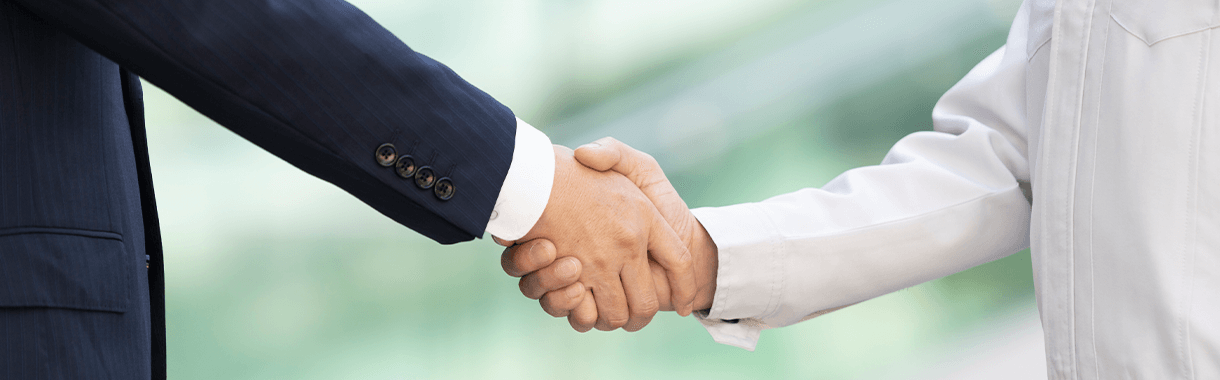 外国人が握手を交わしているイメージ画像