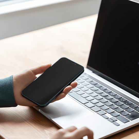 ノートパソコンを使用して学習しているイメージ画像